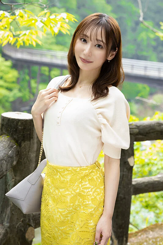 足立友梨のスレンダー美乳熟女